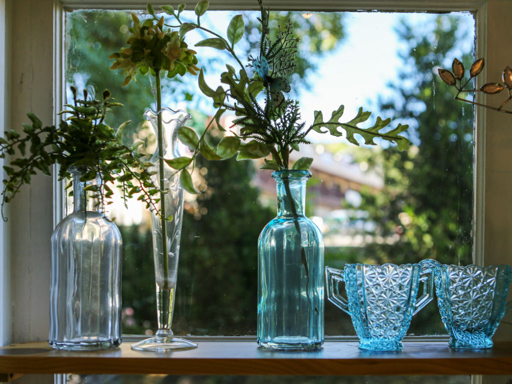 窓辺に飾られたガラスの花瓶