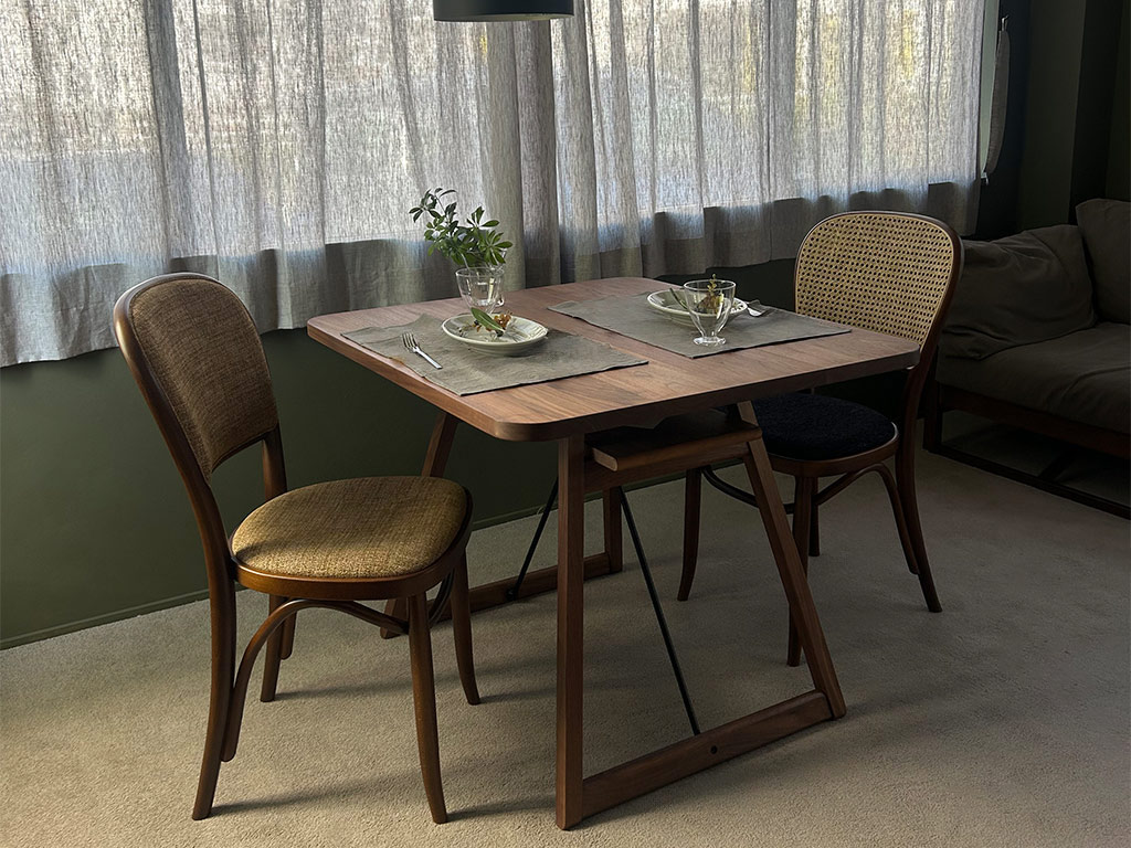 木材の違いを楽しむダイニング