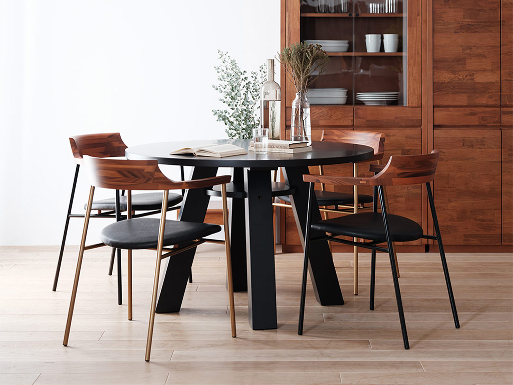 ブラックと木目でつくる上質なダイニング