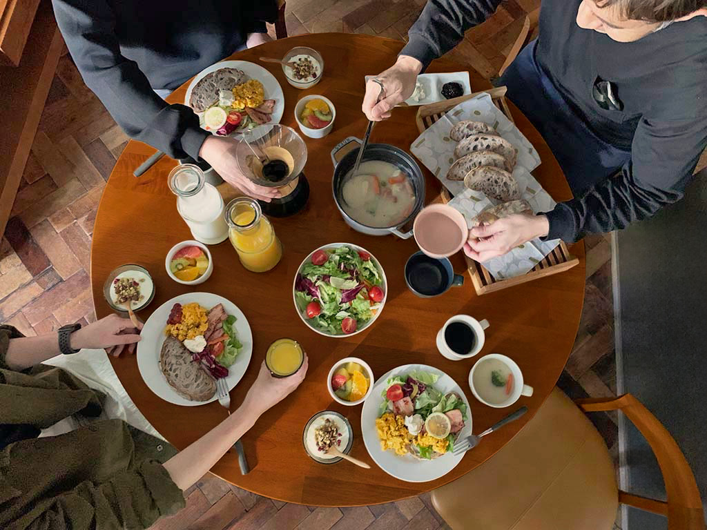 家族の絆を深める11月、感謝を込めて乾杯