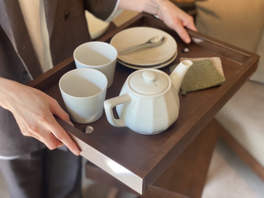 アクセサリーテーブルをトレイとして