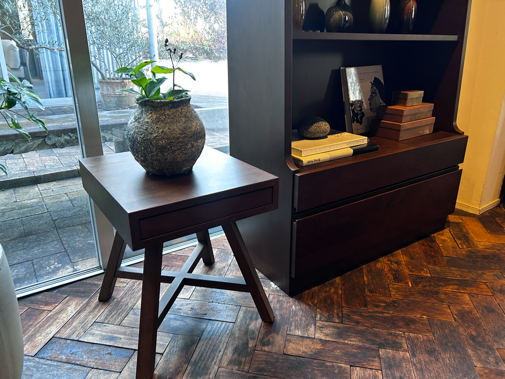 アクセサリーテーブルの上に植物