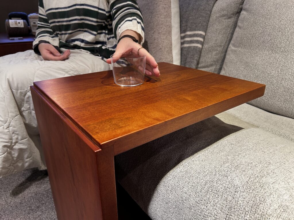 サイドテーブルの上水をとる