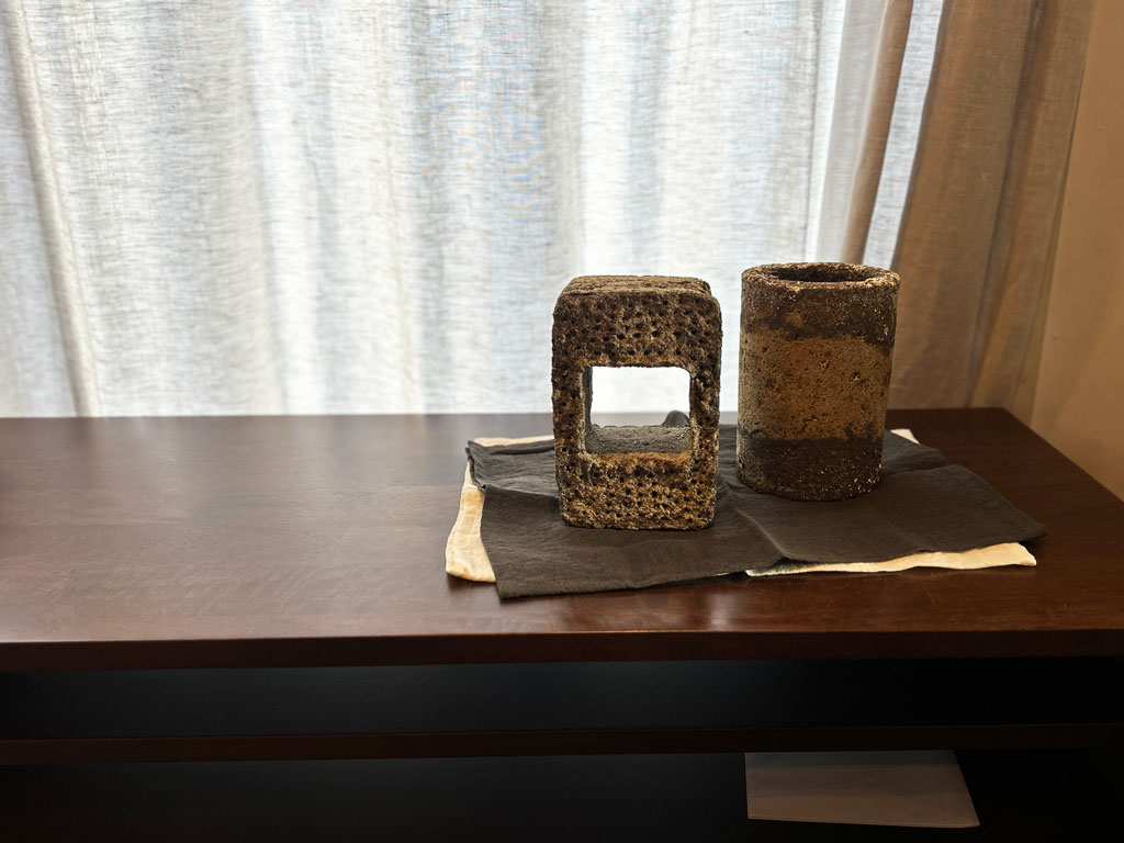 source store本店　石から切り出したアート作品