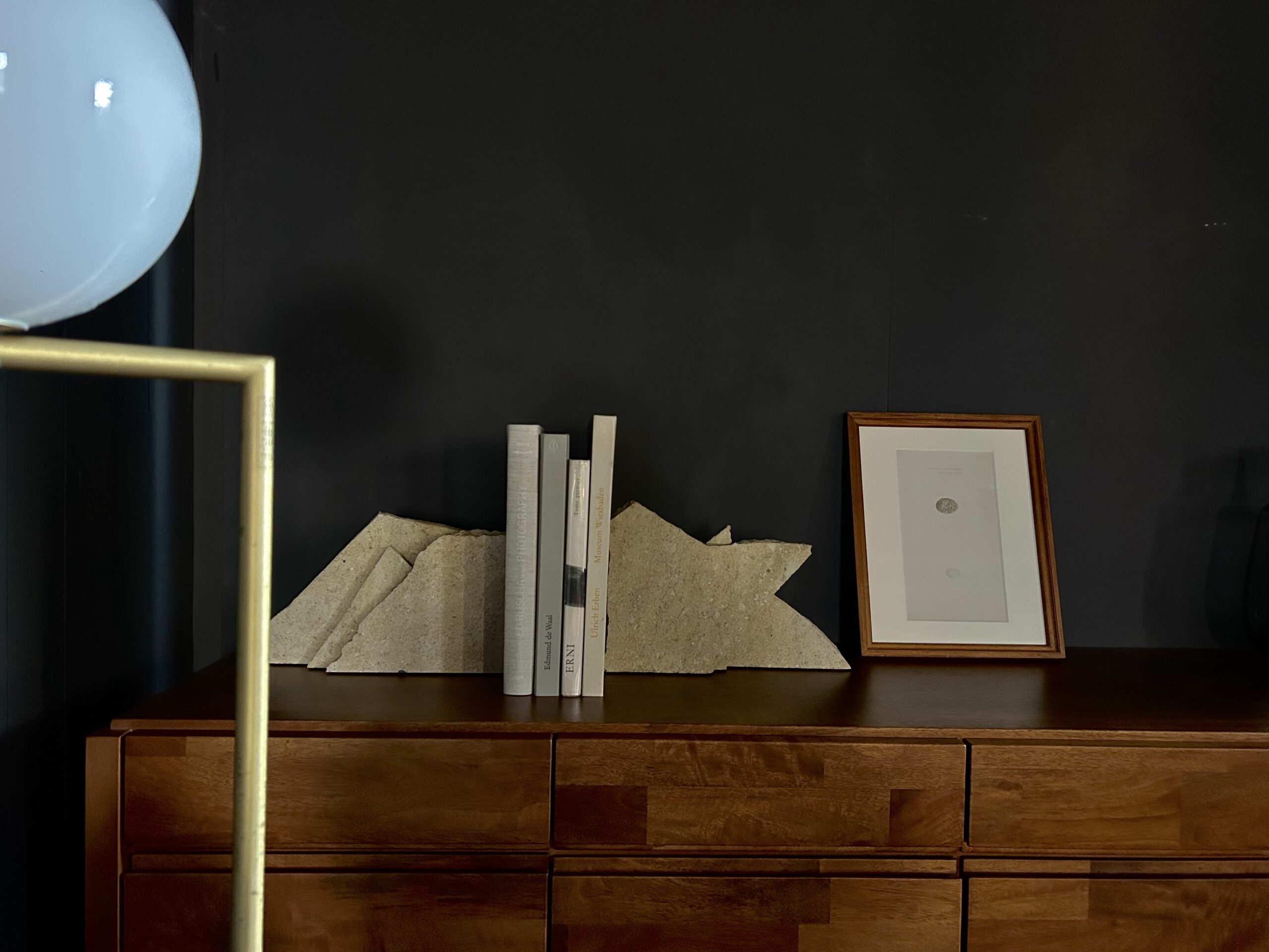 PUROキャビネットと大理石のブックスタンド