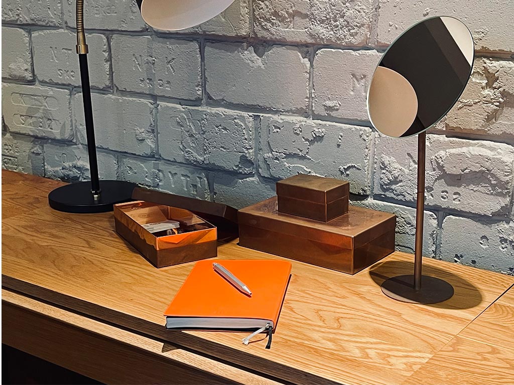 お気に入りの缶でデスクまわりを整える