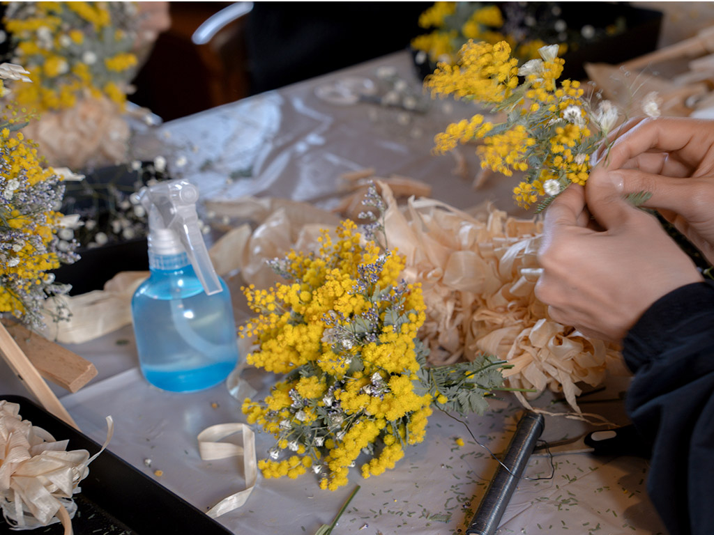 ミモザかすみ草スターチスをまとめる