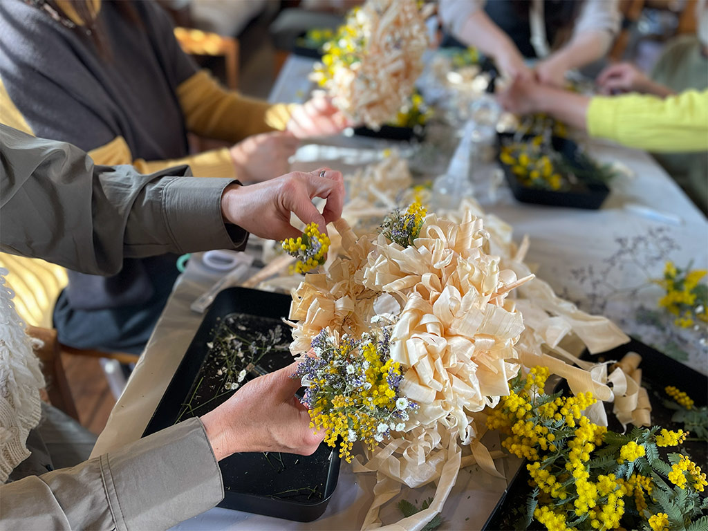 お花を差し込む