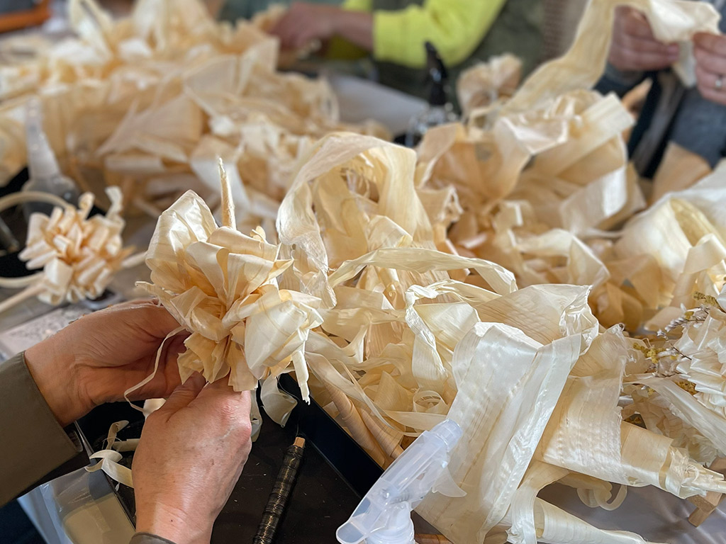 カンナくずを巻き付ける