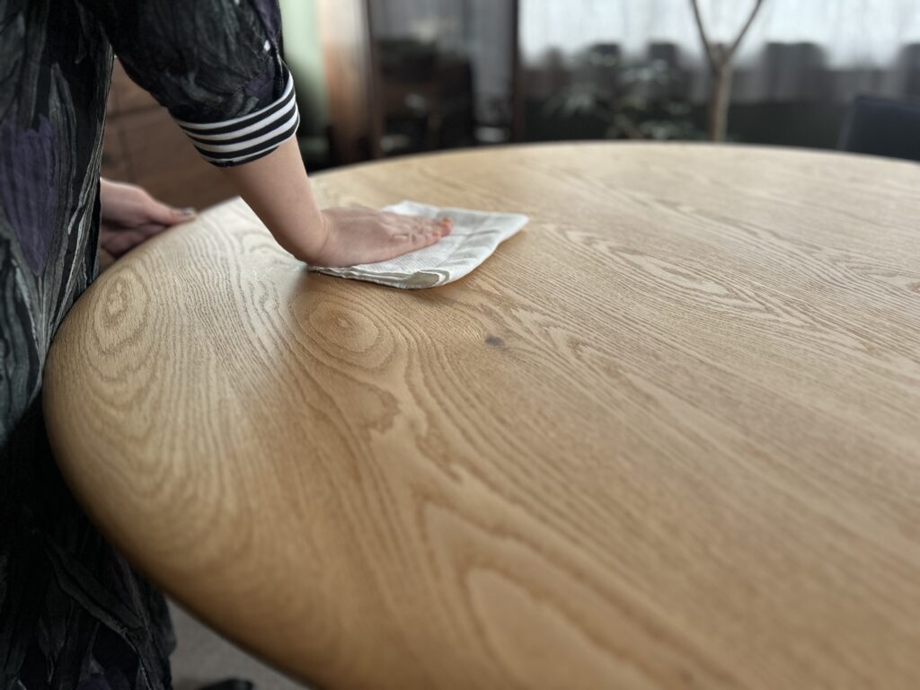 乾いた布で拭く