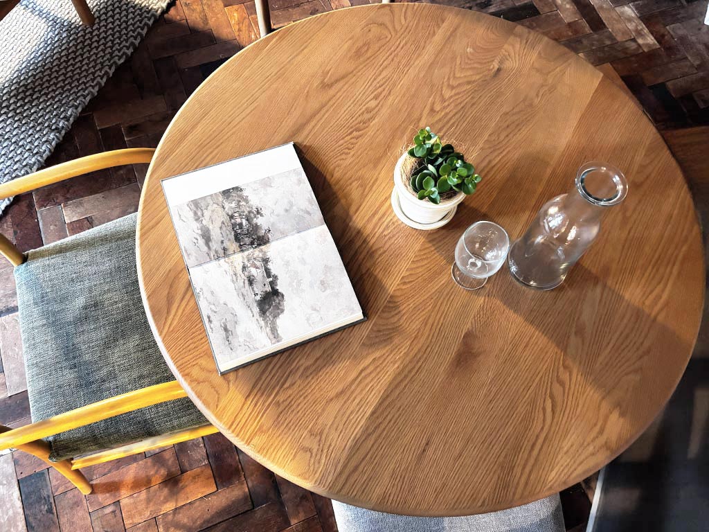 SALAサークルテーブルとペペロミアホープ